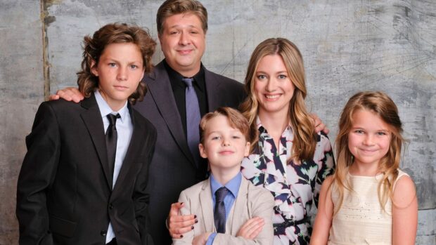 The Young Sheldon TV series cast is posing for a group photo with smiling faces, HD Desktop Wallpaper