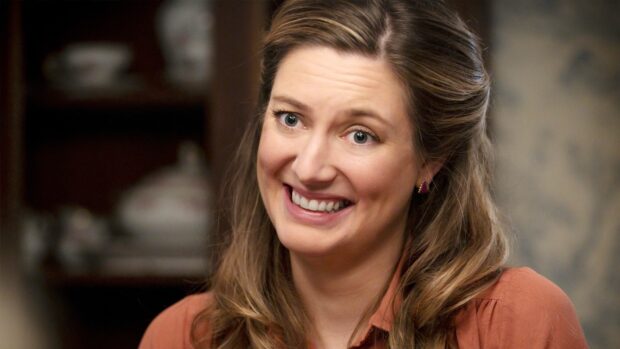 A smiling woman from Young Sheldon TV series enjoying a moment in the show, HD Desktop Wallpaper