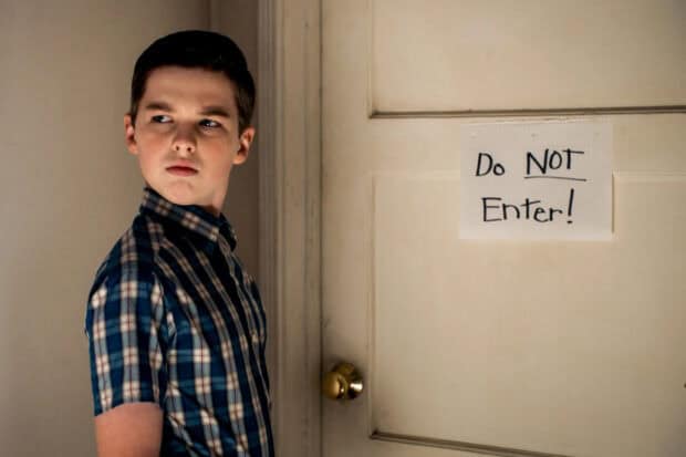 A young boy from Young Sheldon tv series is standing by a door with a Do Not Enter sign, HD Desktop Wallpaper