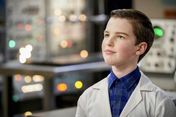 A young boy from Young Sheldon tv series looking thoughtfully in a lab setting, HD Desktop Wallpaper