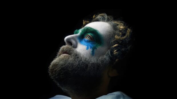 Zach Galifianakis with green and blue clown makeup looking upward, 4K Desktop Wallpaper