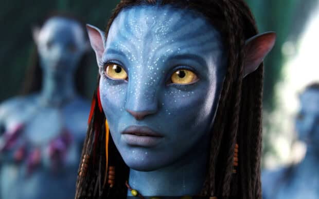 Zoe Saldana as Neytiri from Avatar with detailed face paint and yellow eyes, 2K Desktop Wallpaper