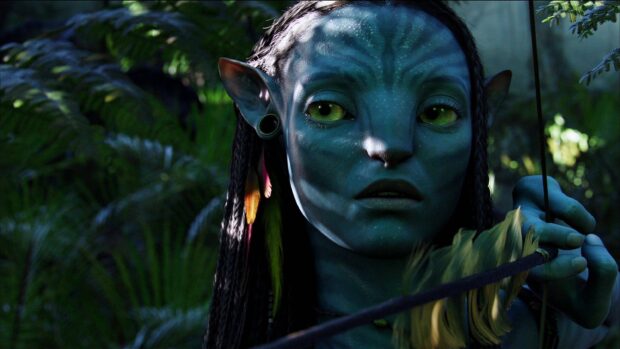 Zoe Saldana as Neytiri prepares to shoot an arrow in the forest, 2K Desktop Wallpaper