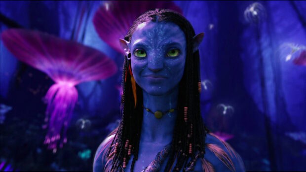 Zoe Saldana Avatar shows Neytiri in a glowing forest with bioluminescent plants, HD Desktop Wallpaper