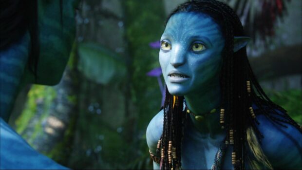 A close up of Zoe Saldana as her Avatar character in an intense scene, HD Desktop Wallpaper