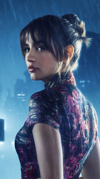Ana De Armas stands in the rain with a city background, 4K Mobile Wallpaper