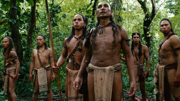 Một nhóm chiến binh bản địa từ Apocalypto đứng cảnh giác trong khu rừng tươi tốt, Hình nền máy tính HD