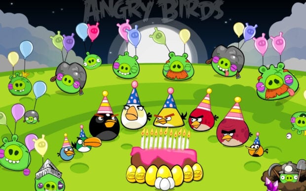 Các nhân vật Angry Birds đội mũ dự tiệc và ăn mừng bằng bóng bay và bánh kem trên cánh đồng cỏ, Hình nền máy tính HD