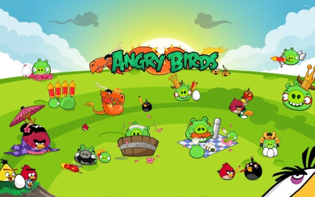 Hình ảnh cho thấy các nhân vật Angry Birds và những chú lợn đang tận hưởng một ngày nắng trên một ngọn đồi xanh với bầu trời trong xanh, Hình nền máy tính 2K