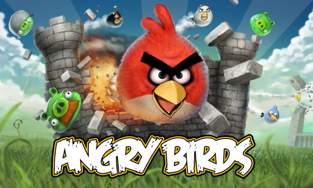 Angry Birds có chú chim đỏ lao về phía những chú lợn xanh đang phá vỡ những tòa tháp đá, Hình nền máy tính 2K