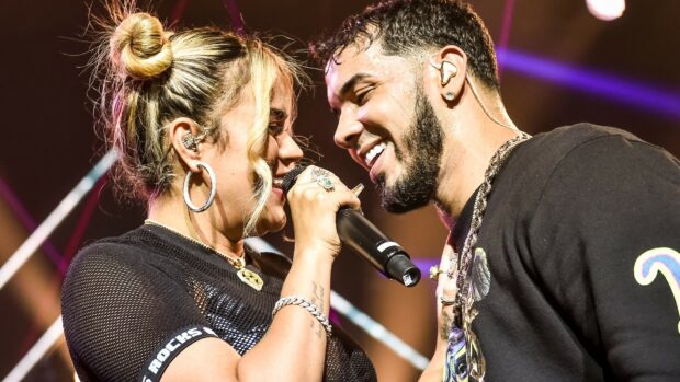 A close up of Anuel Aa performing and smiling on stage, HD Desktop Wallpaper