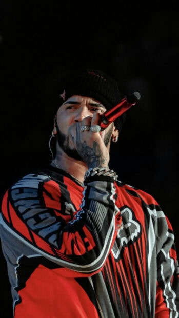 Anuel Aa is singing into a red microphone during a live performance, HD Mobile Wallpaper