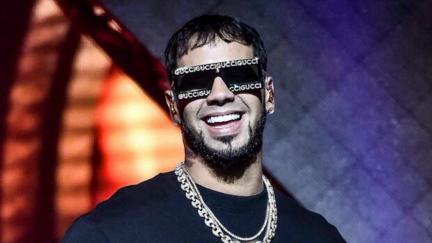 Anuel Aa is smiling wearing Gucci sunglasses and gold chains in this photo, HD Desktop Wallpaper