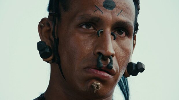 Một chiến binh bộ lạc hung dữ đeo đồ trang sức truyền thống trên khuôn mặt trong Apocalypto, Hình nền máy tính HD