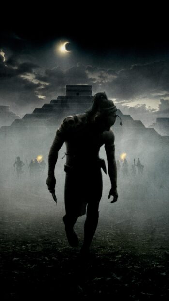 Một chiến binh cầm dao đi dưới nhật thực gần các kim tự tháp cổ đại trong Apocalypto, Hình nền di động 2K