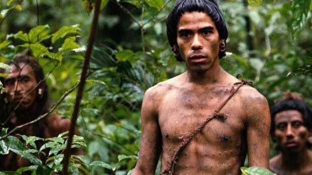 Một người đàn ông tập trung đứng trong rừng rậm ở Apocalypto, Hình nền máy tính HD