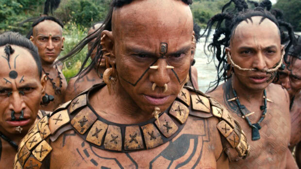 Một nhóm chiến binh Apocalypto với hình xăm và đồ trang trí trong bối cảnh rừng, Hình nền máy tính HD