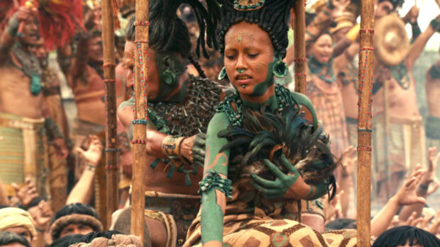 Một phụ nữ bộ lạc từ Apocalypto cầm lông vũ ngồi giữa đám đông trong một nghi lễ, Hình nền máy tính HD