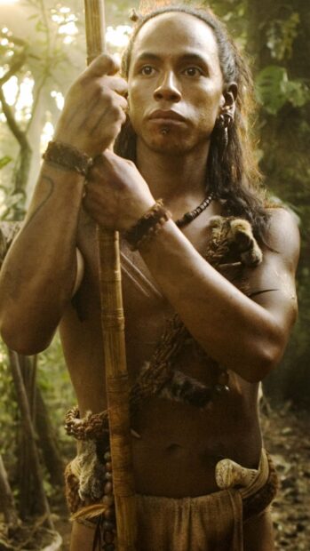 Một chiến binh Apocalypto kiên quyết cầm giáo trong bối cảnh rừng rậm, Hình nền di động HD