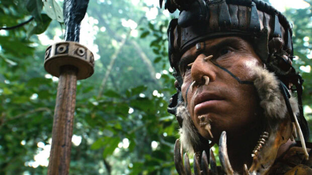 Một chiến binh Apocalypto tập trung mặc trang phục truyền thống của bộ lạc trong rừng rậm, Hình nền máy tính HD