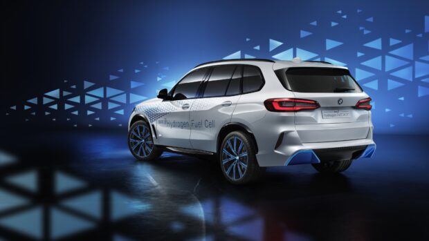 A BMW X5 hydrogen fuel cell vehicle is displayed with blue patterned details on its side, 4K Desktop Wallpaper