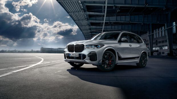 A silver BMW X5 is parked with the sky and clouds in the background, 4K Desktop Wallpaper