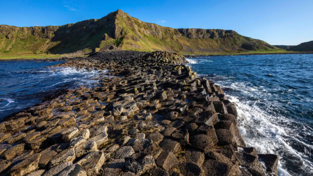 The basalt columns form a unique natural landscape along the Northern Ireland coastline, 2K Desktop Wallpaper