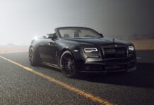 A black Rolls Royce Dawn is parked on an open asphalt road under a misty sky, 4K Desktop Wallpaper