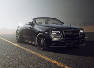 A black Rolls Royce Dawn is parked on an open asphalt road under a misty sky, 4K Desktop Wallpaper