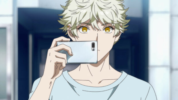 A blond anime character is holding a smartphone in front of his face in a corridor, HD Desktop Wallpaper