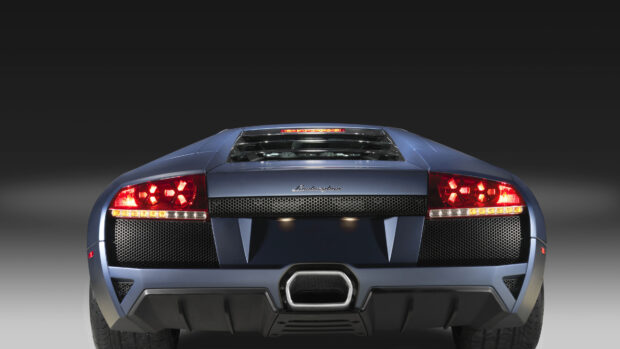 Chiếc Lamborghini màu xanh được hiển thị từ phía sau với đèn hậu màu đỏ rực rỡ làm nổi bật các chi tiết thiết kế mạnh mẽ trong hình nền lp này, Hình nền máy tính 4K