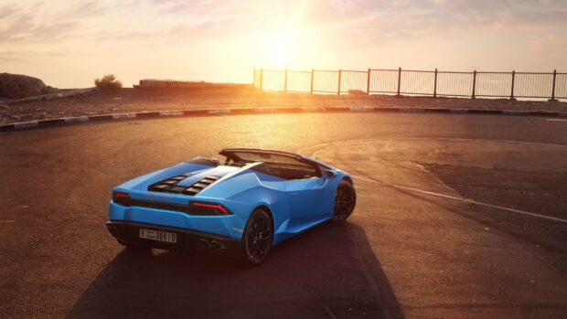 Một chiếc xe thể thao Lamborghini màu xanh dương đỗ trên con đường vắng vẻ lúc hoàng hôn, Hình nền máy tính 4K