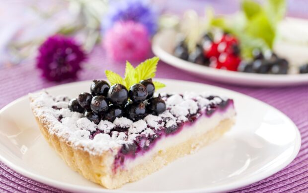 A slice of blueberry pie topped with fresh blackcurrant berries and powdered sugar, 2K Desktop Wallpaper
