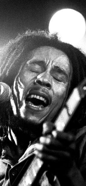 Bob Marley passionately singing with closed eyes and playing guitar, HD Mobile Wallpaper