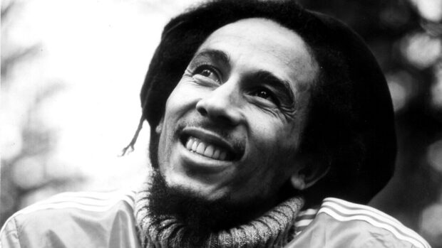 Bob Marley smiles warmly looking away in a close up black and white photo, HD Desktop Wallpaper