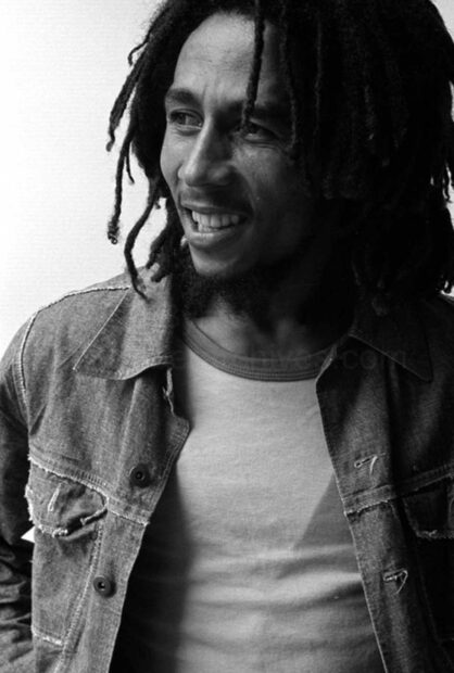 A close up of Bob Marley smiling and looking to the side in black and white, HD Mobile Wallpaper