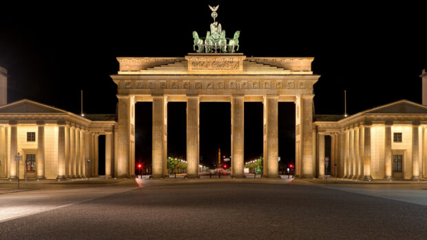 The Brandenburg Gate in Berlin is beautifully illuminated against the night sky, 4K Desktop Wallpaper