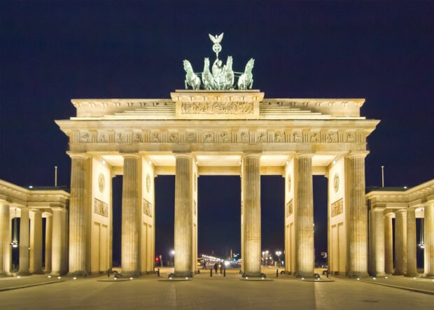 The Brandenburg Gate in Berlin is illuminated against the night sky, HD Desktop Wallpaper