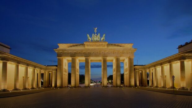 Brandenburg Gate in Berlin illuminated during the night with a clear sky, HD Desktop Wallpaper