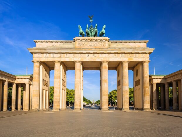The Brandenburg Gate in Berlin stands tall under a clear blue sky during sunrise, HD Desktop Wallpaper