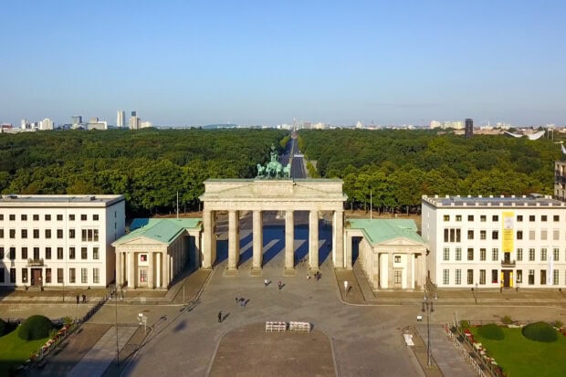 The image shows Brandenburg Gate standing tall in Berlin with a clear blue sky, 2K Desktop Wallpaper