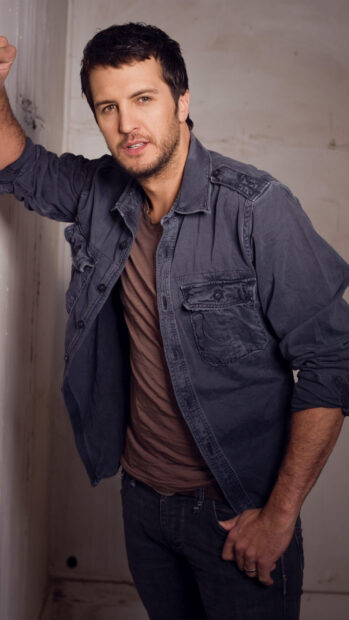 Luke Bryan is wearing a gray jacket while posing casually indoors, 2K Phone Wallpaper
