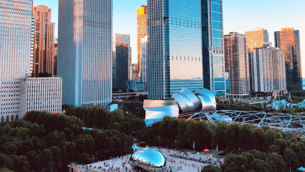 Cloud Gate Chicago is featured in this lively park scene, 4K Desktop Wallpaper