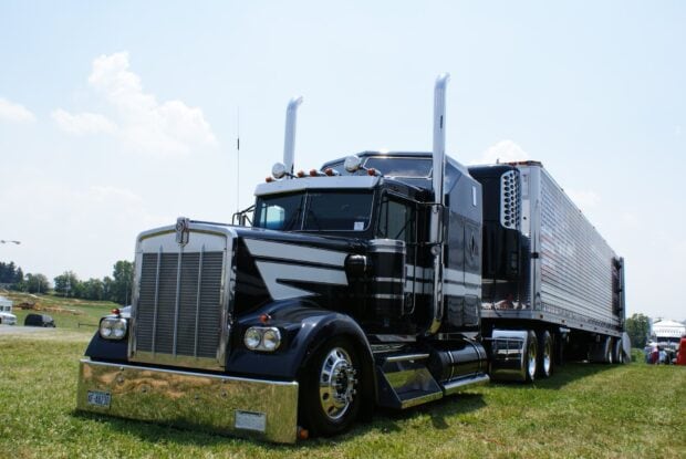 A classic Kenworth truck stands on a grassy field under a bright sky, HD Desktop Wallpaper