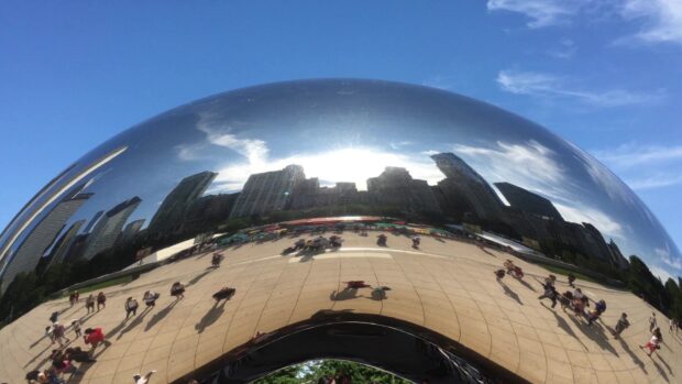 The Cloud Gate Chicago reflects the city skyline and visitors under a clear blue sky, HD Desktop Wallpaper