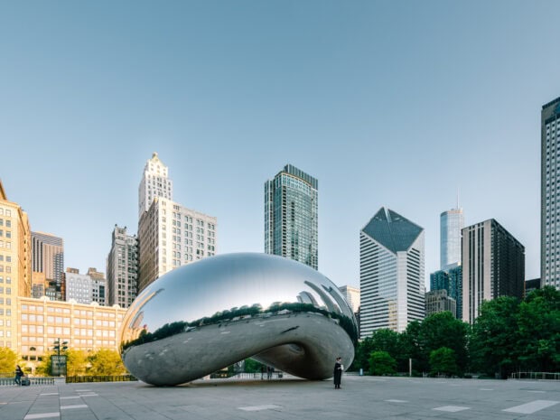 A reflective sculpture named Cloud Gate stands in front of Chicago buildings under a clear sky, HD Desktop Wallpaper
