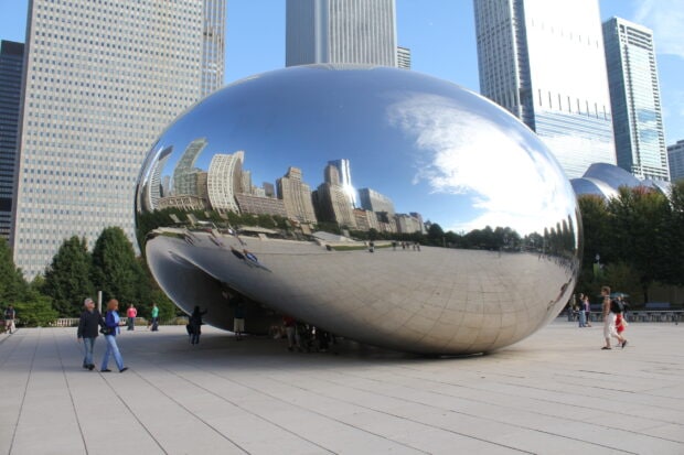 The Cloud Gate sculpture reflects the Chicago skyline clearly on a sunny day, 2K Desktop Wallpaper