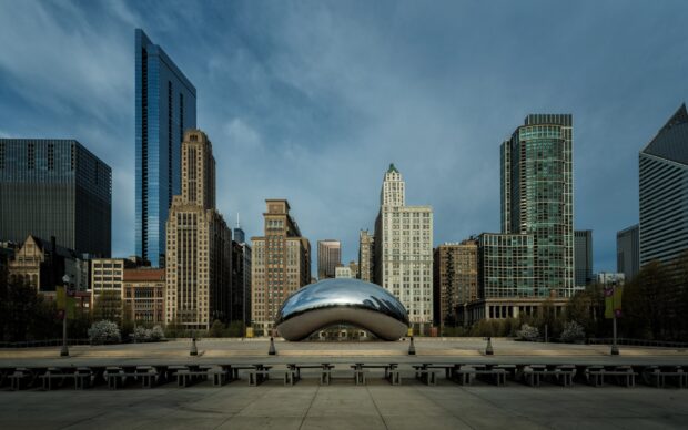 The Cloud Gate sculpture reflects surrounding buildings in Chicago cityscape, HD Desktop Wallpaper
