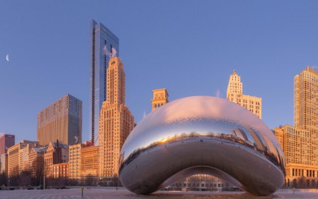 The Cloud Gate sculpture reflects the Chicago skyline under a clear sky, 2K Desktop Wallpaper