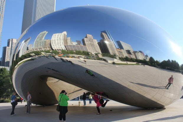 The Cloud Gate sculpture reflects the Chicago skyline and visitors in the park, 2K Desktop Wallpaper